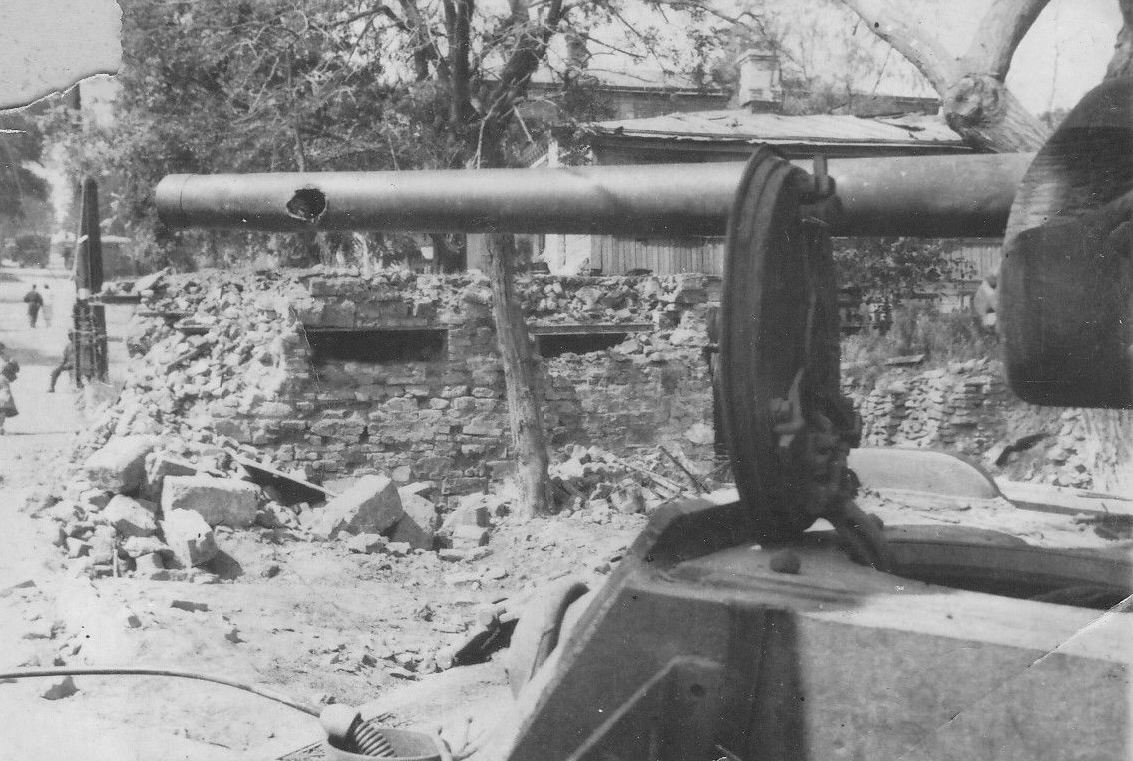 Танк КВ-1 подбитый в г. ?остов на Дону. 1942 год.