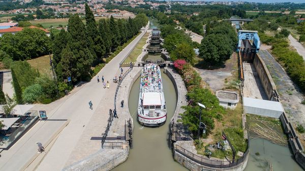 Fonseranes  Fonseranes-beziers-pente-eau-echelle-ecluses-vnf-victor-tonelli