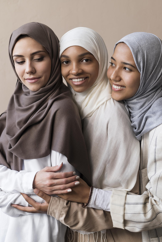 C:\Users\lenovo\Pictures\Saved Pictures\muslim woman\donne-sorridenti-ravvicinate-che-indossano-l-hijab.jpg