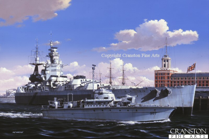 El HMS Nelson, amarrado en Portsmouth en 1945. Más allá de los cañones de 16 pulgadas, se divisan los mástiles del Almirante Nelson insignia en Trafalgar, el HMS Victory se eleva en la línea del horizonte, mientras que en el primer plano un MTB 507