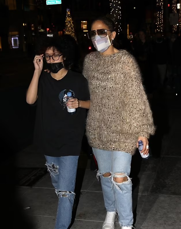 Jennifer Lopez y su hija Emme lucen guapas en las compras para Navidad