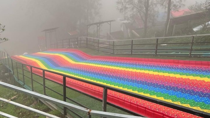 Wahana mini rainbow slide, tempat wisata di Pasuruan yang lagi hits.