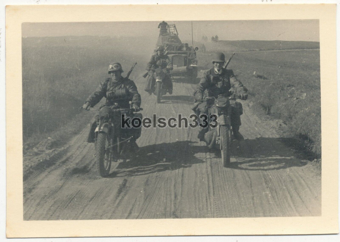 Foto Kradschützen PKW und Panzerwagen auf dem Vormarsch an der Ostfront 1941