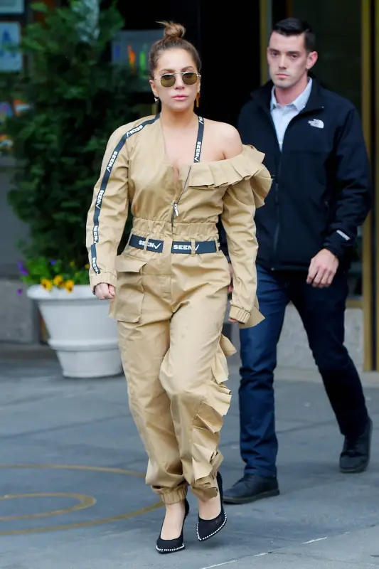 5-15-17-Leaving-her-apartment-in-NYC-001