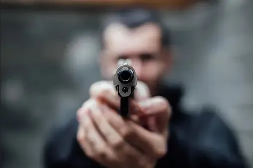 Hombre recibe impacto de bala en la cabeza mientras abordaba el metro Brooklyn