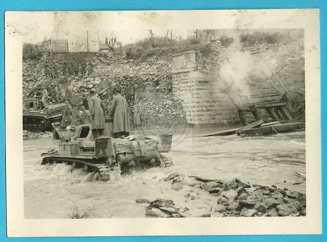 Panzer, Tank, Panzer durchquert einen Fluß mit a