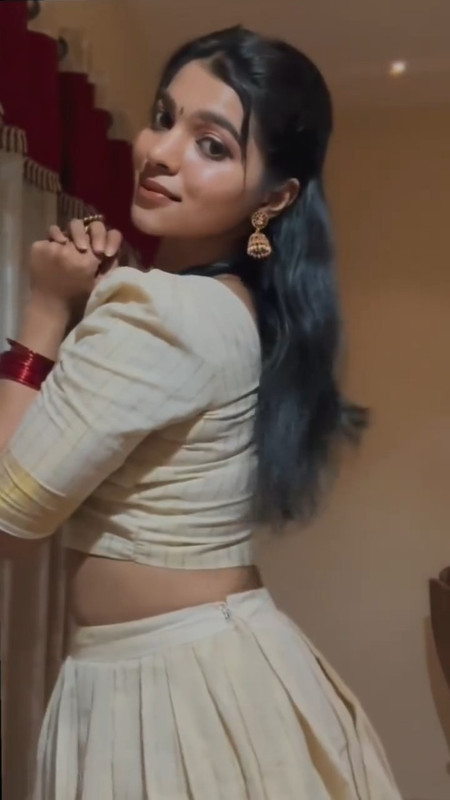 cute malayali girl sexy navel in kerala dress.mp4_snapshot_00.20.702