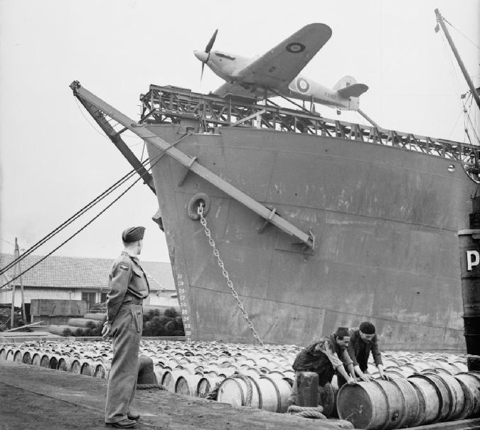 [GÉNÉRIQUE] Ce jour là...  - Page 5 Hawker-Hurricane-W9182-On-CAM-Ship