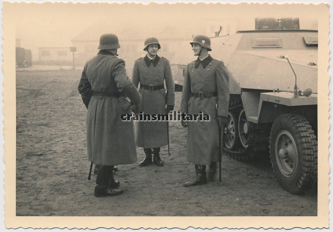 Orig. Foto Offiziere b. Panzerspähwagen SdKfz 25