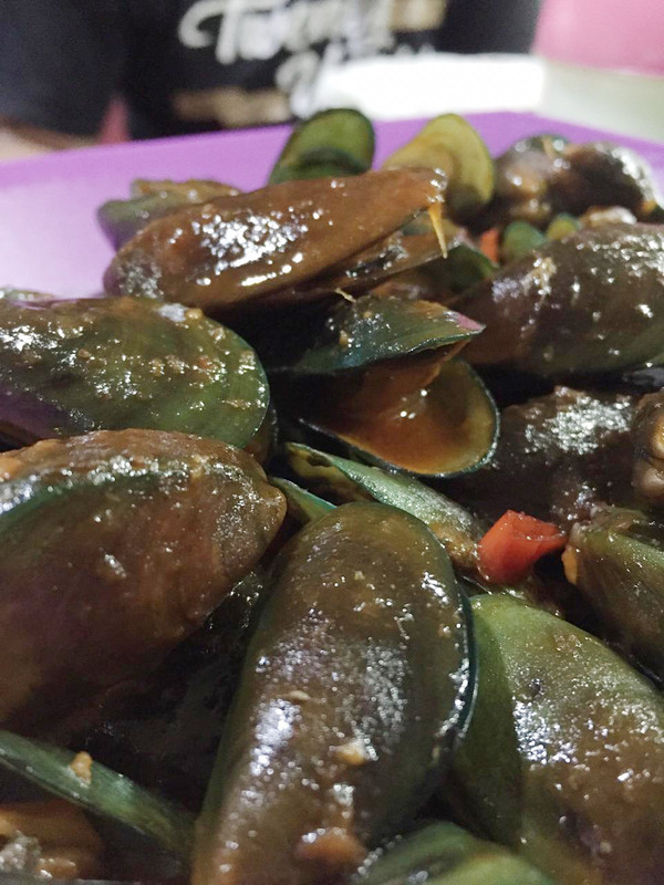 Kerang hijau yang dimasak bumbu pedas di Shopping Center Jepara, Minggu (9/6/2019).