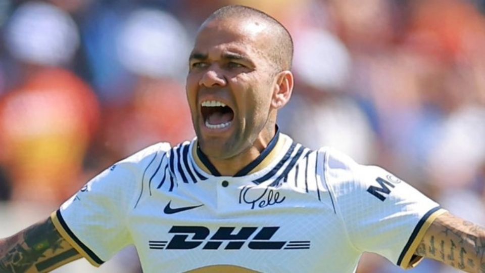 VIDEO: Detienen a Dani Alves tras ser acusado de agresión sexual; Pumas ignora cuándo regresa al club