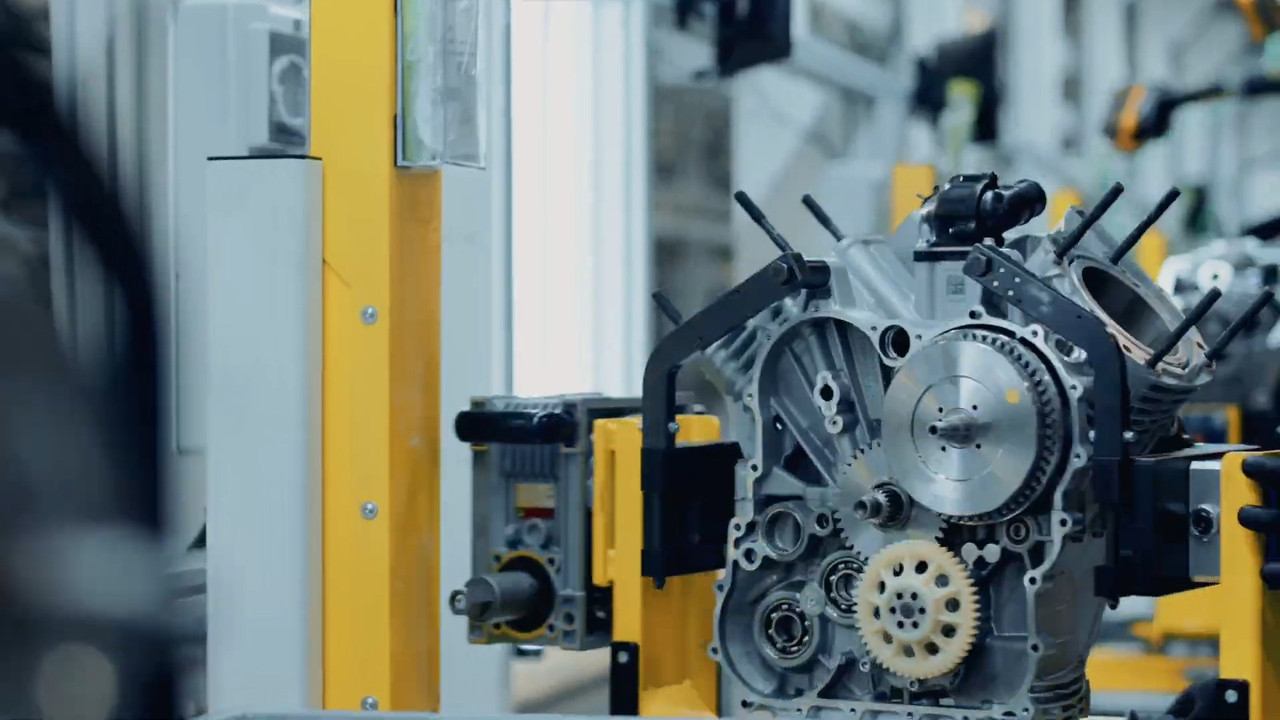 Making of Moto Guzzi Stelvio From bolt to bike mp4 snapshot 00 17 210