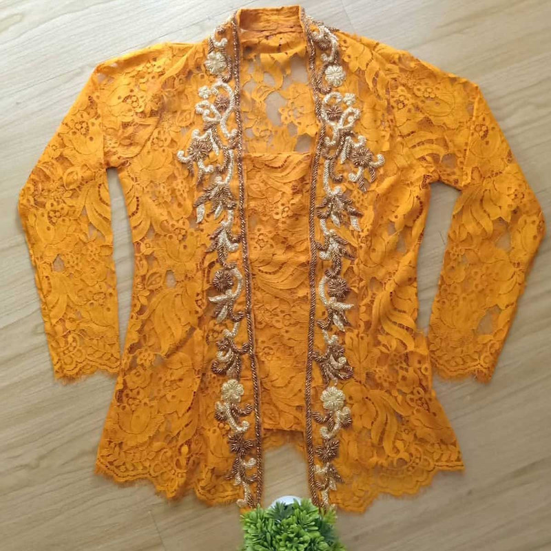 Kebaya wisuda modern