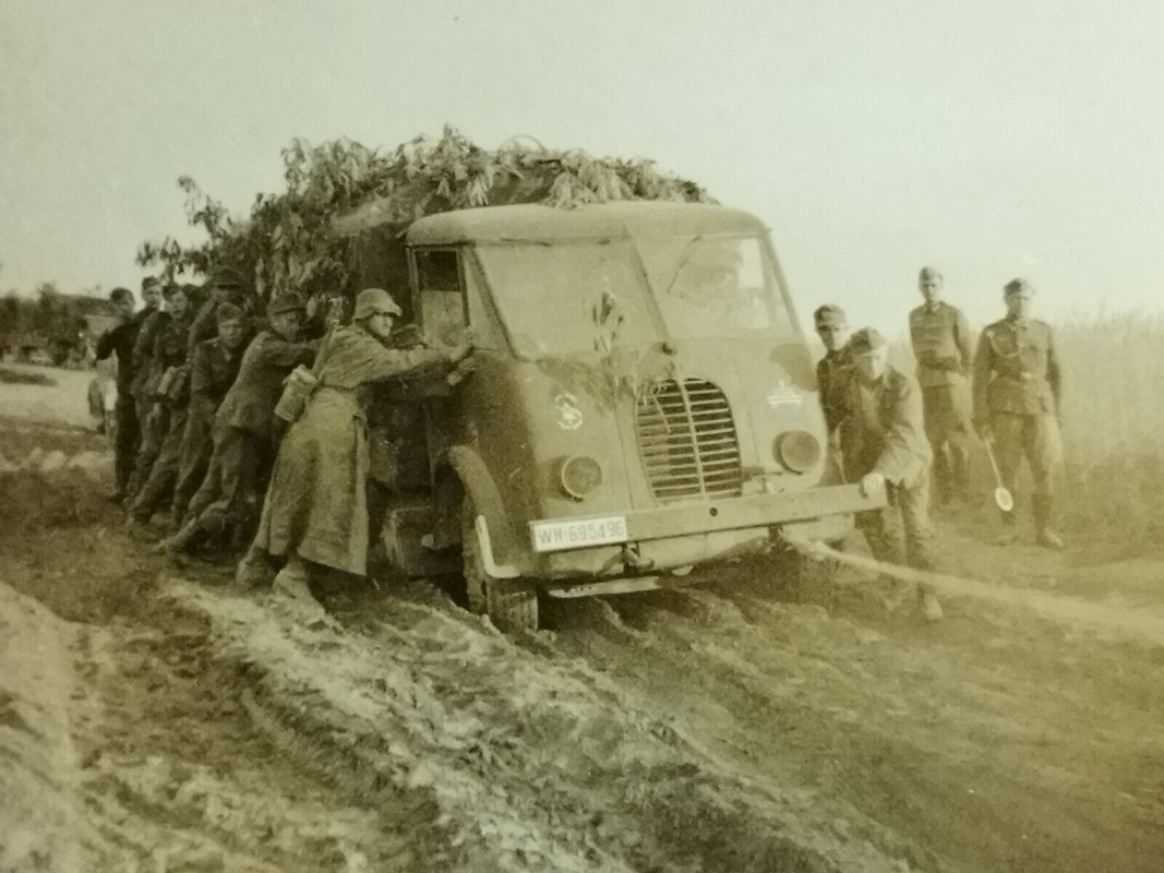 2.WK Foto Beute Fahrzeug Div Wappen Kennung 100.Jäger Division Stalingrad Schlam