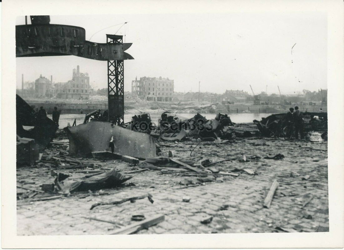Foto Ruinen in der schwer zerstörten Stadt Rouen in Frankreich 1940 Hafen