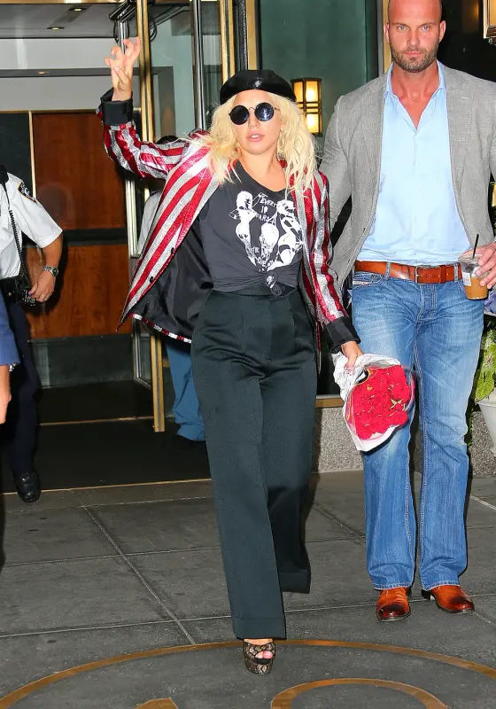 6-23-15-Leaving-her-apartment-in-NYC-004