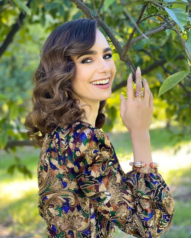 Gioielli primavera: i migliori ai Golden Globes 2021 Lily Collins accessori