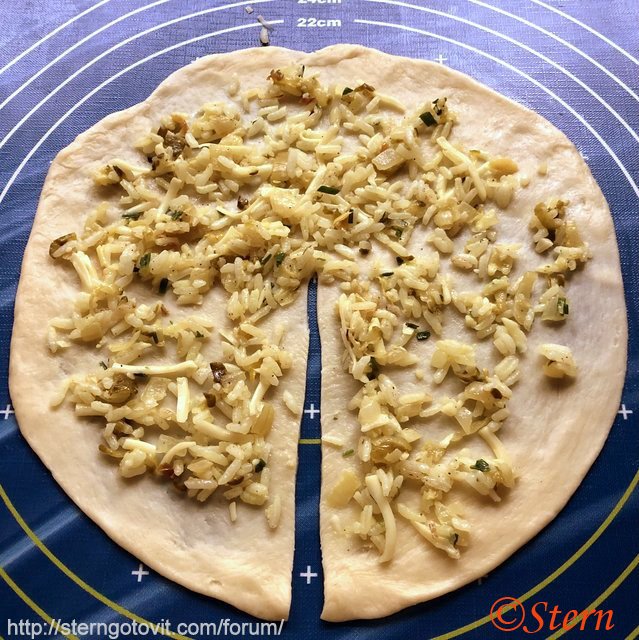 Пирог с рисом и маринованными огурцами «Рассольник»