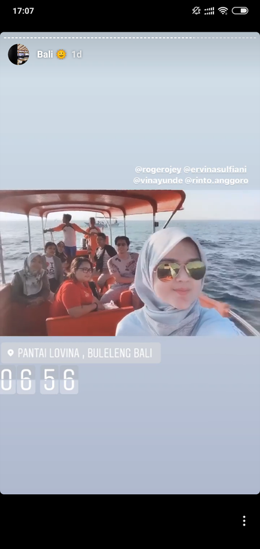 Cut Meyriska saat berlibur di Pantai Lovina, Buleleng.