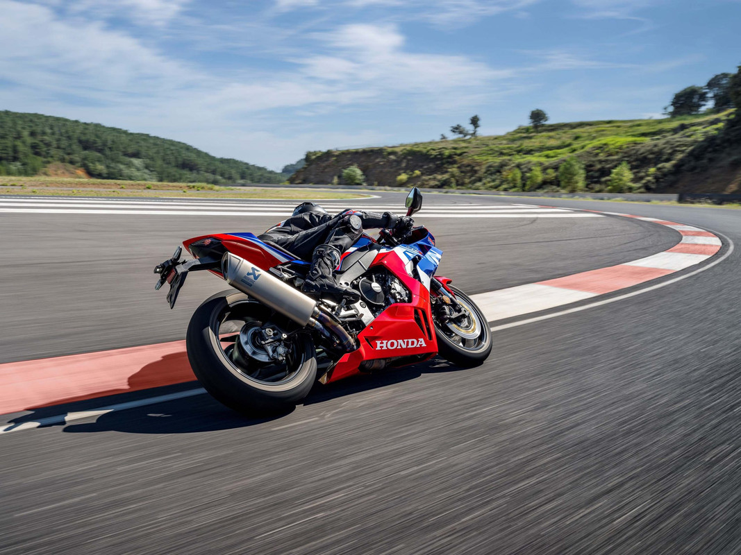 Спортбайк Honda CBR1000RR-R Fireblade 2022