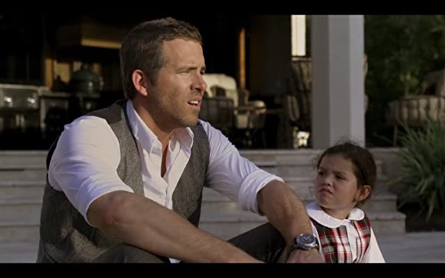 Ryan Reynolds dan Jaynee-Lynne Kinchen dalam Self / less (2015)