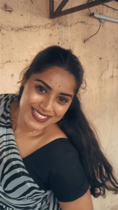 telugu aunty sexy tummy in saree.mp4_snapshot_00.01.831