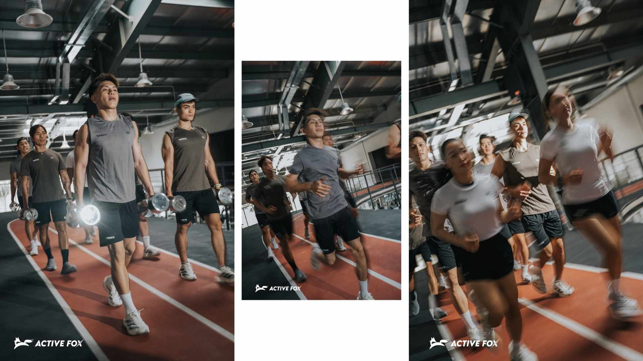 Học viên tập farmers carry với tạ đơn kết hợp chạy bộ trên đường pitch tại phòng gym Active Fox, xây dựng nền tảng sức mạnh và sức bền cho Hyrox