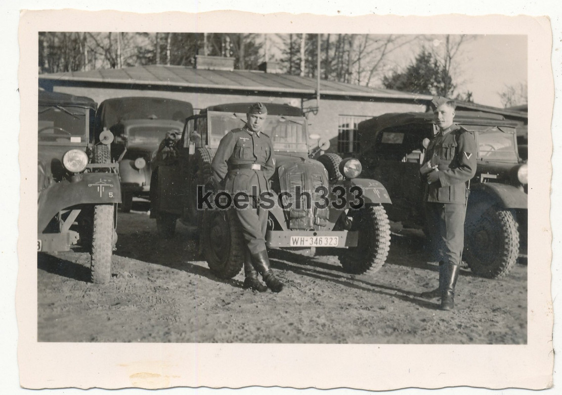 Foto Soldaten der Wehrmacht am Adler Kübelwagen mit Kennung der 6. Panzer Div.