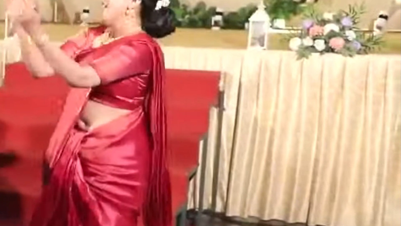 Cute Malayali bride wide open deep anvel in red saree.mp4_snapshot_01.16.499