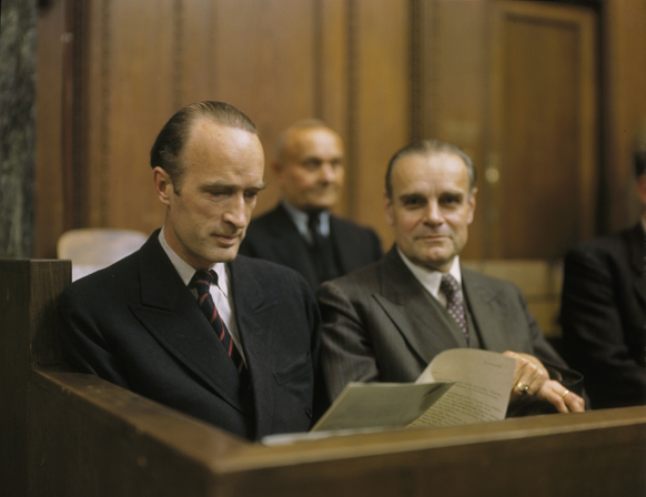 Alfried Krupp leyendo un documento durante el Juicio