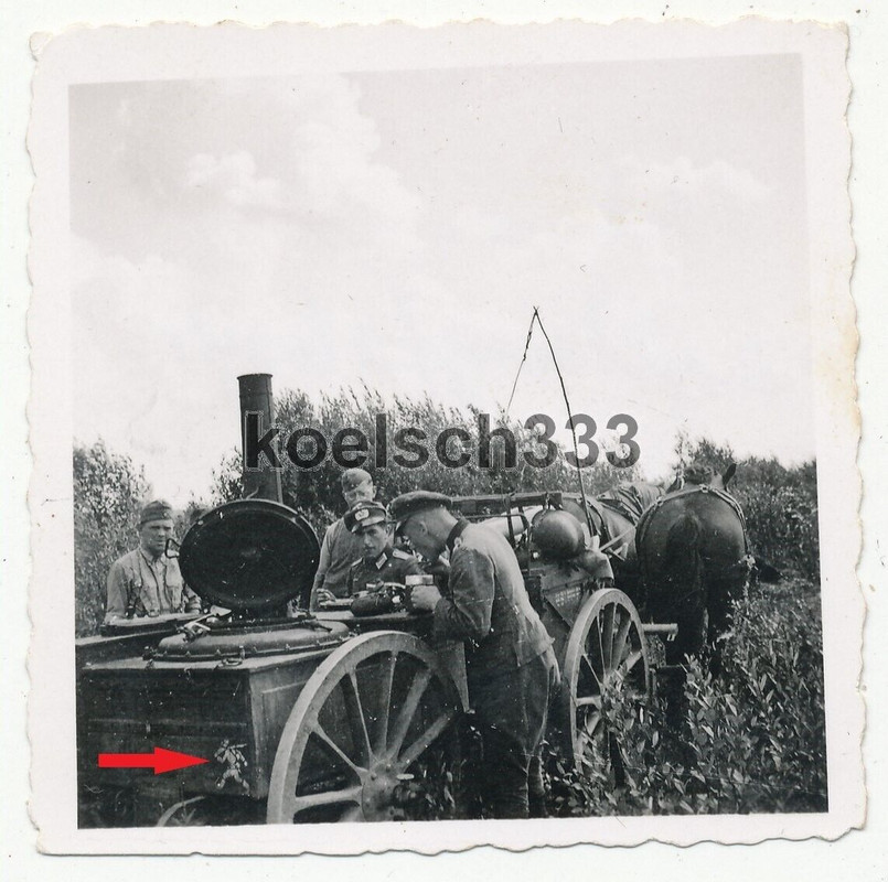 Foto Soldaten der Wehrmacht an Feldküche mit Kennung der 96. Infanterie Division