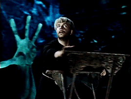 Вий рисует круг мелом