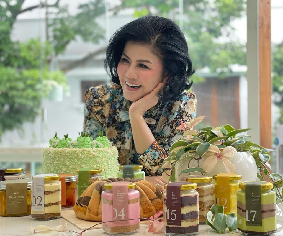 Desiree Tarigan merupakan istri pengacara kondang Hotma Sitompul sekaligus ibu dari penyenyi Bams eks Samsons.