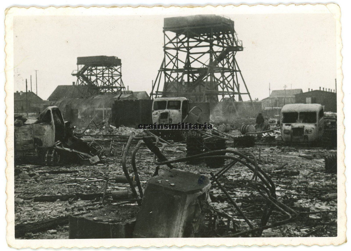 Orig. Foto zerstörte Raupenschlepper Ost Schlepper Lkw b. Luftangriff Frankreich