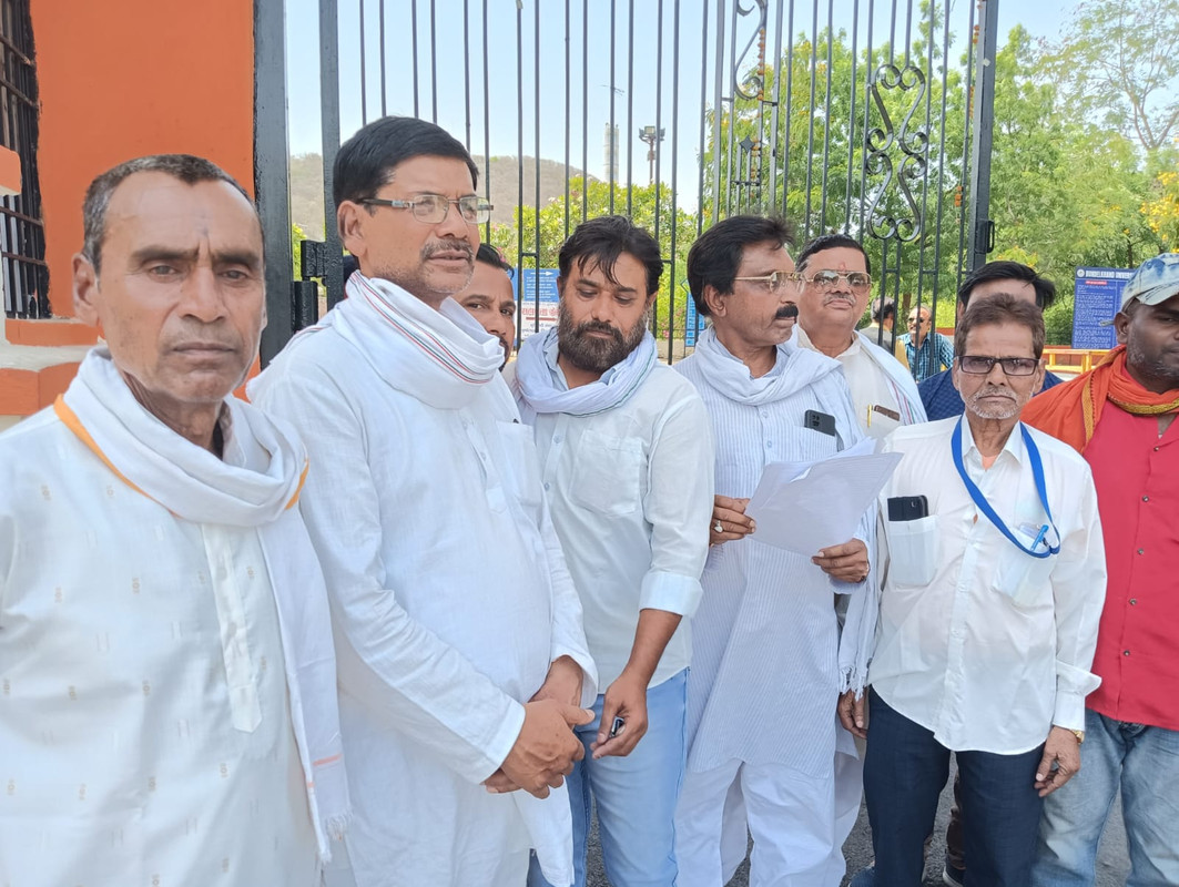 बुन्देलखण्ड निर्माण मोर्चा (गैर राजनैतिक संस्था) के अध्यक्ष भानू सहाय के नेतृत्व में बुन्देलखंड विश्वविद्यालय के गेट पर पर्चा बाँटते |