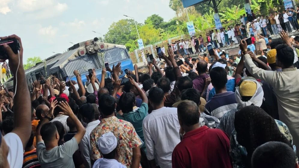কসবা স্টেশনে মহানগর প্রভাতীর যাত্রাবিরতি চালু, ফুল দিয়ে বরণ