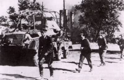 Combatientes de la 29ª división rusa de las SS RONA con el apoyo de vehículos blindados alemanes peinando los barrios de la capital polaca. Varsovia, agosto de 1944 Combatientes de la 29ª división rusa de las SS RONA con el apoyo de vehículos blindados alemanes peinando los barrios de la capital polaca. Varsovia, agosto de 1944