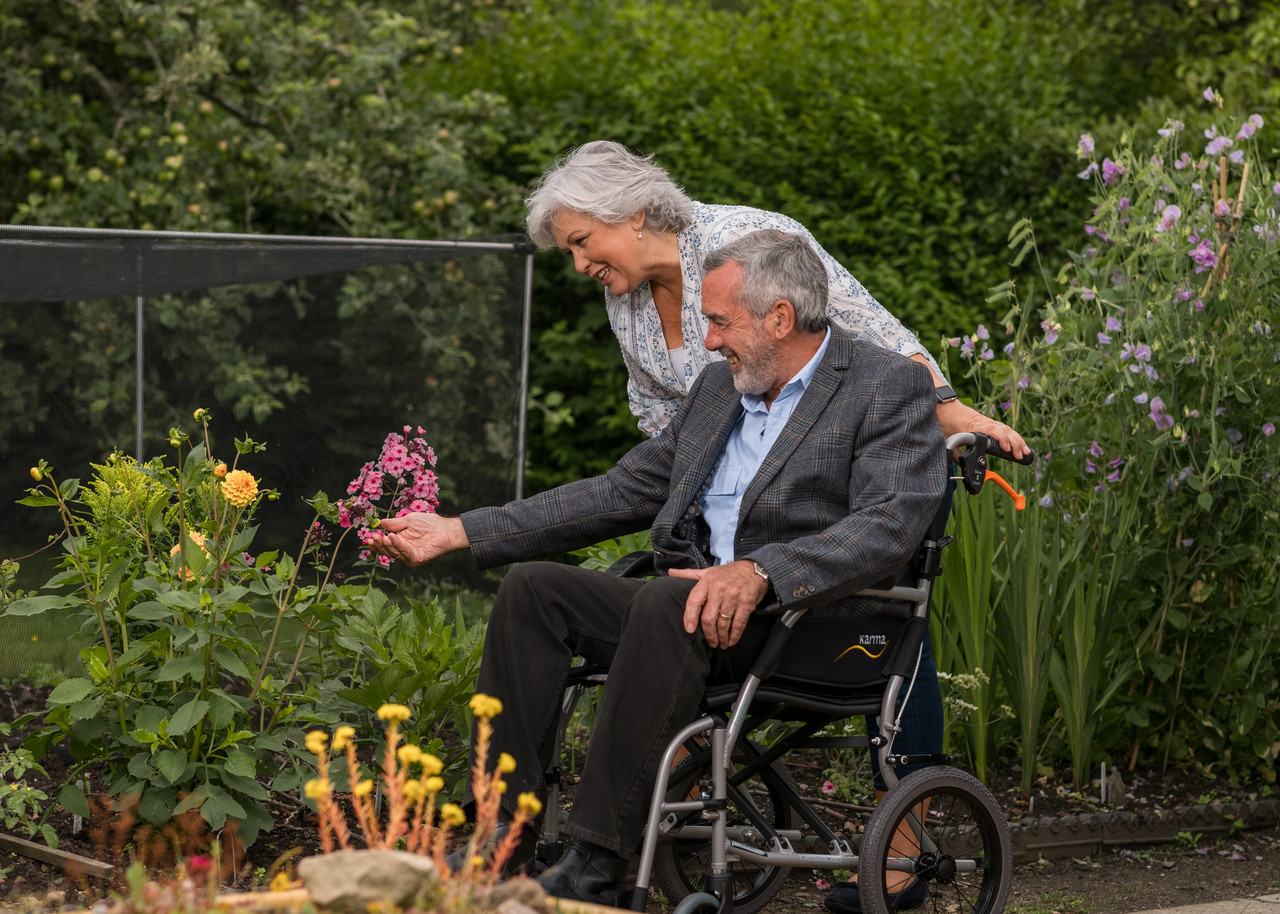 ouderen wandelen rolstoel