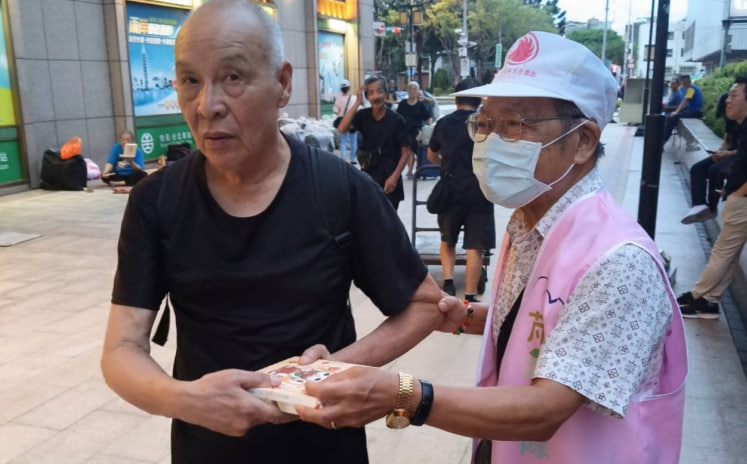 志工親手把便當交到長者手中