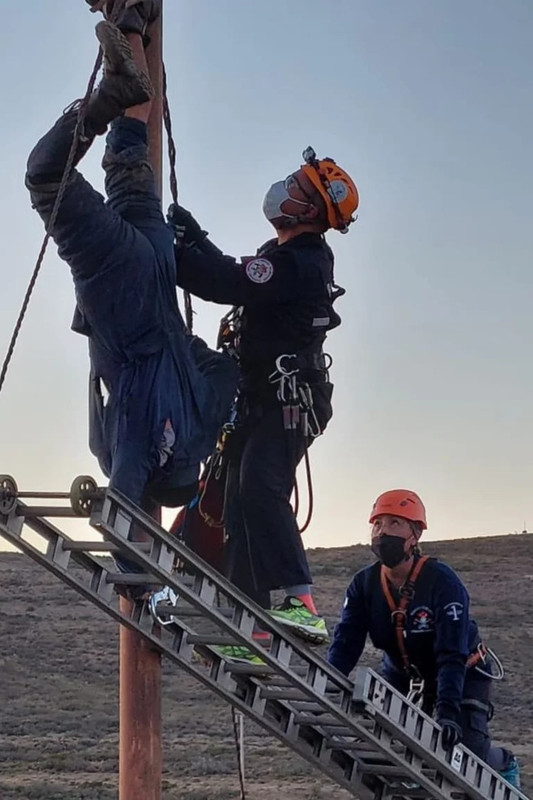 Intentó robar cables de alta tensión, se electrocutó y quedó colgando por horas
