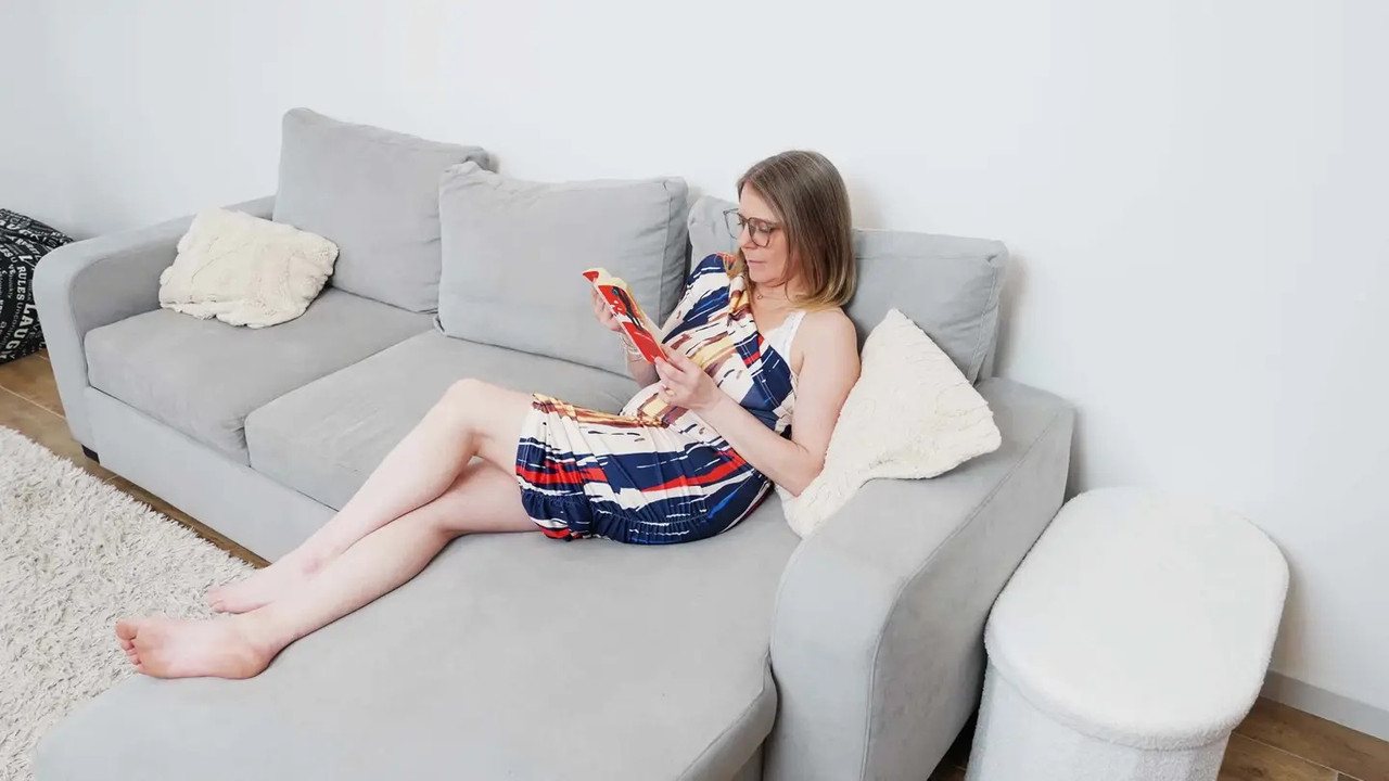 JacquieEtMichelTV 25 04 06 Naelle 35 helps a guy recover!