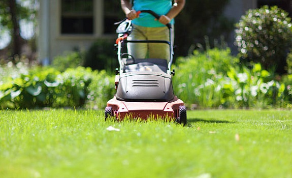 A Guide to Mowing a Lawn Correctly