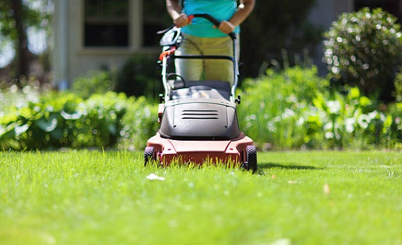 A Guide to Mowing a Lawn Correctly