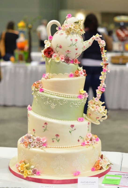 gateau-en-etages-theiere-belle-et-la-bete-gâteau-d-anniversaire-original-gateau-anniversaire-adulte-