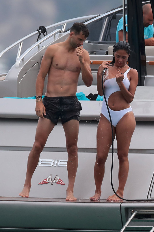 Nicole-Scherzinger-White-Swimsuit-12