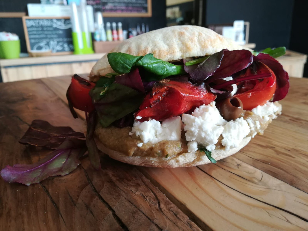Frittata cacio e pepe, scamorza, lattuga, pomodoro, cipolla crispi