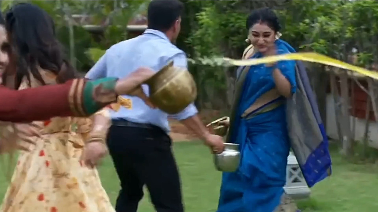 nithya das navel slip in blue saree.mkv_snapshot_00.04.687