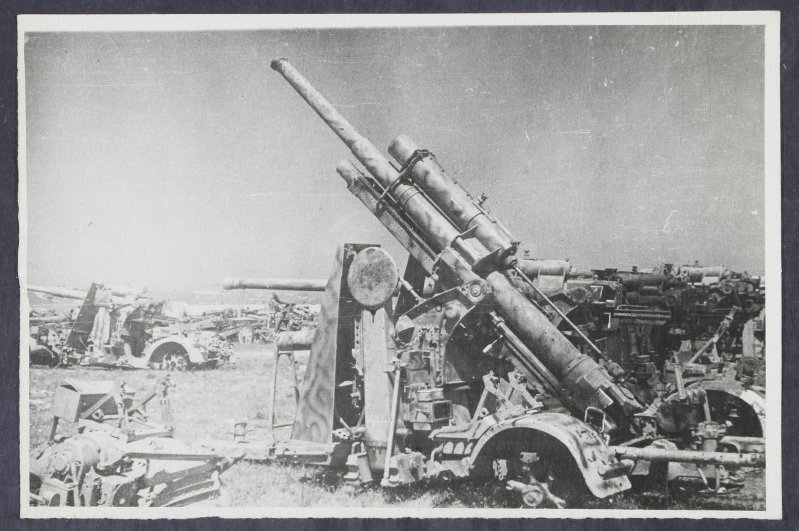 Трофейные пушки под Севастополем.