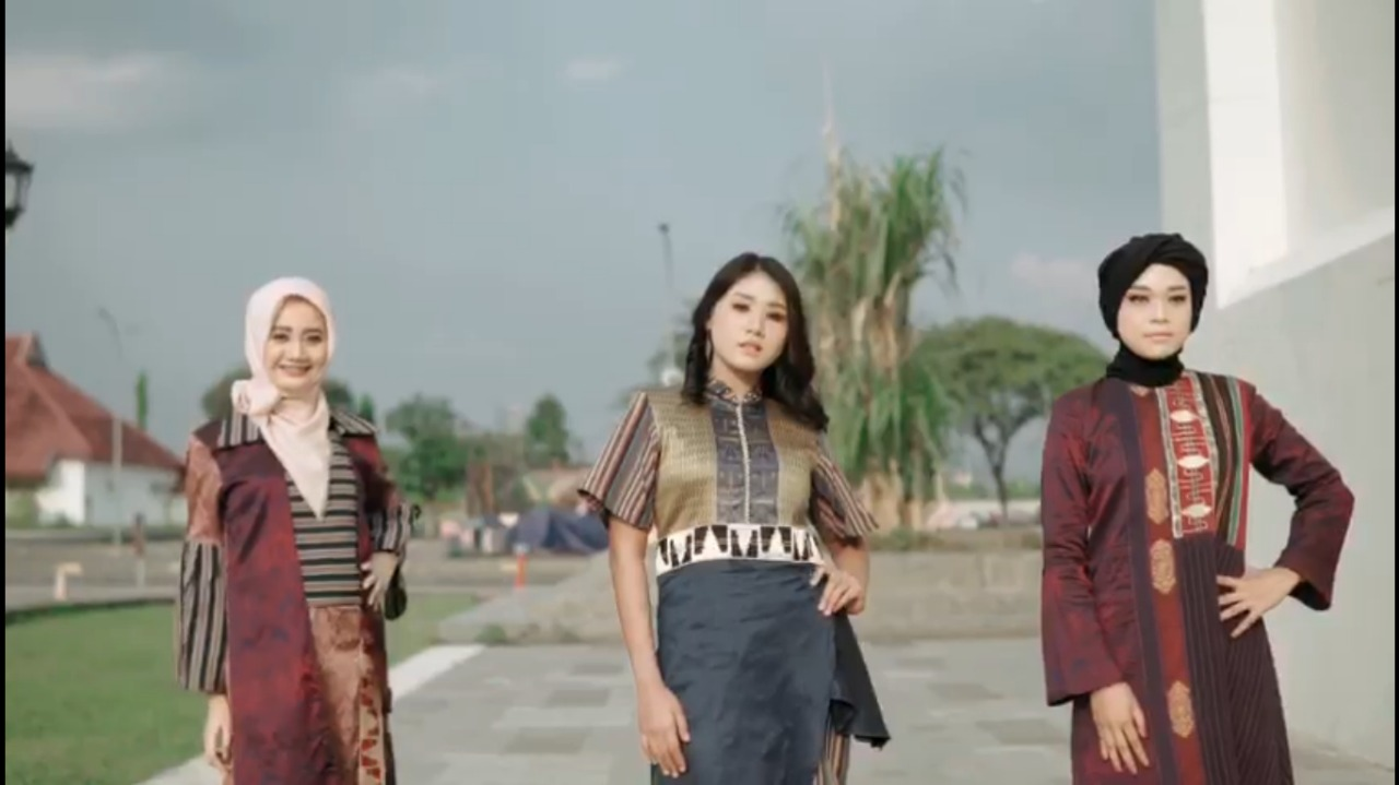Calon model MOI Agency dalam graduation fashion show di De Tjolomadoe