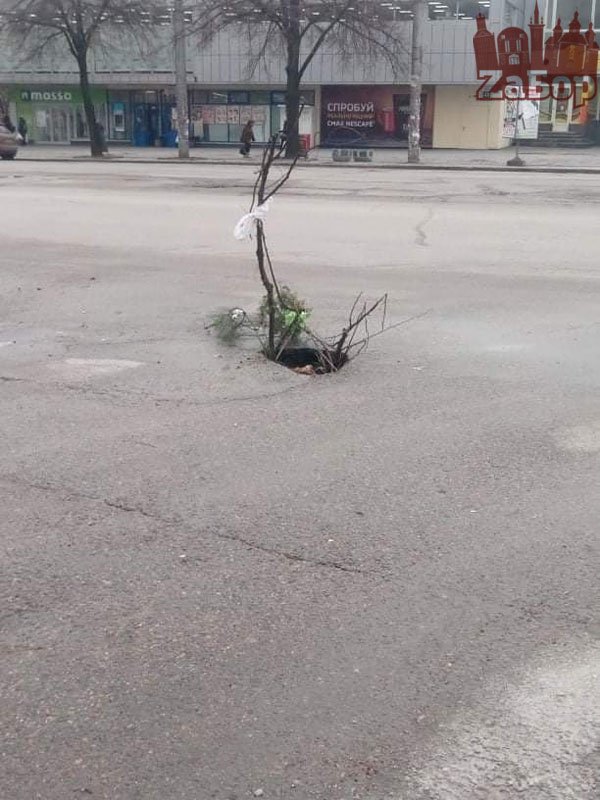  на центральном проспекте провалился асфальт